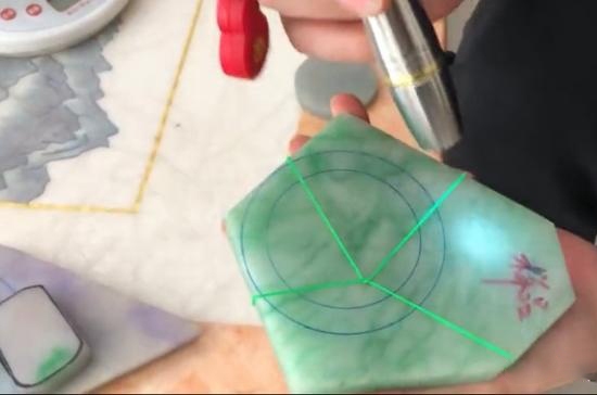 翡翠原石赌石真的是骗人的吗,几十元的翡翠原石赌石现场