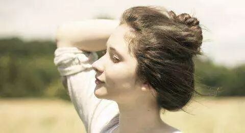 头发稀少细软的原因以及改善方法,头发细软白发多是什么原因