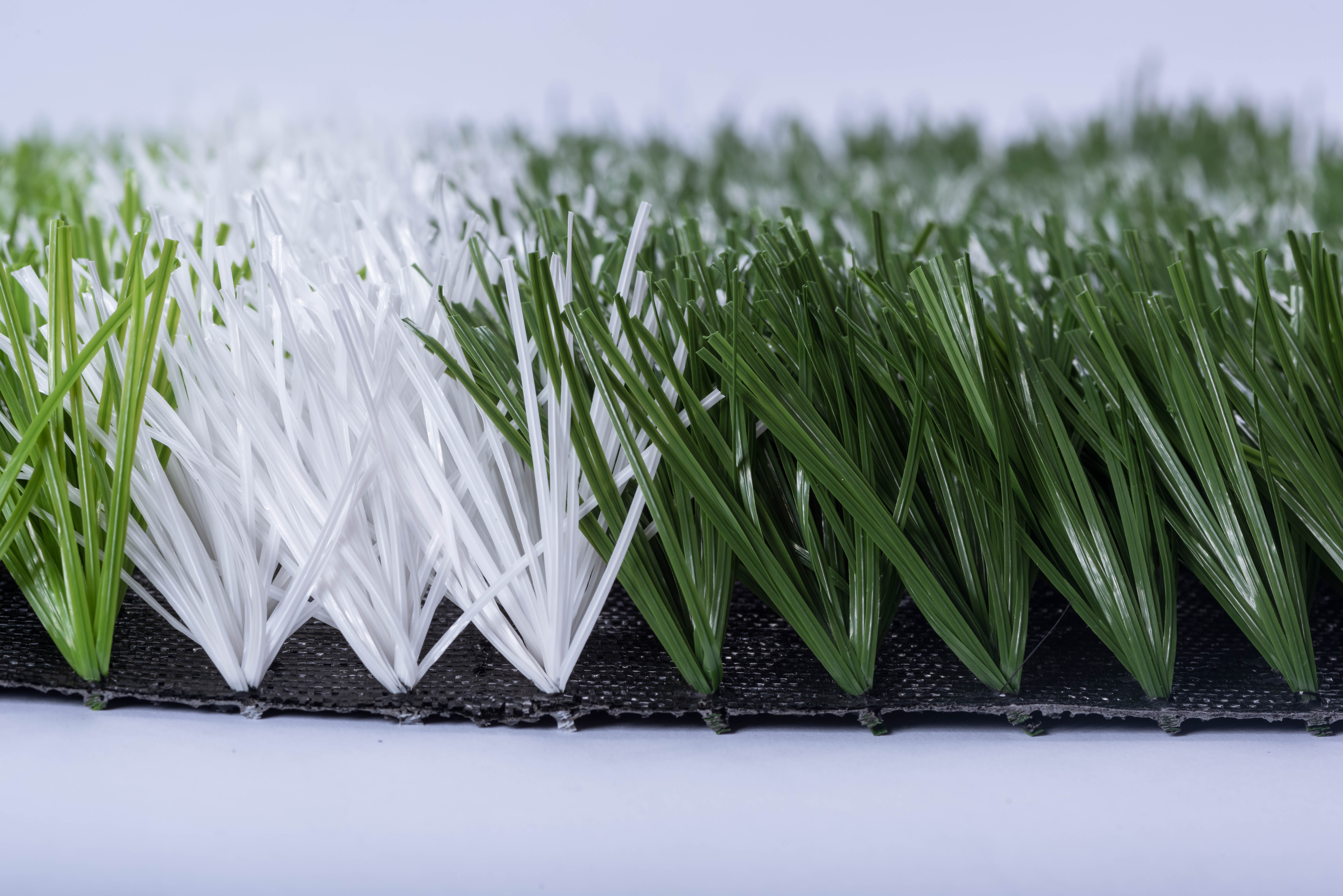 怎么判断人造草坪足球场优缺点,足球场假草和人工草坪的区别