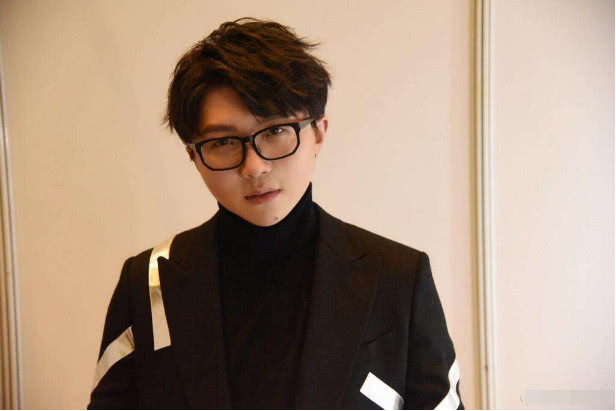 毛不易初次去我们的客栈,毛不易在亲爱的客栈玩魔方