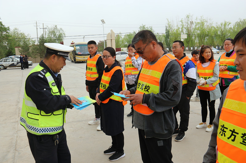 我为群众办实事丨民勤公安交警走进东方驾校开展“醉驾入刑十周年”、“一盔一带”交通安全及防电诈宣传活动