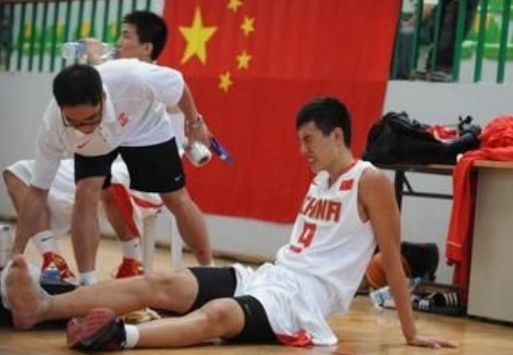 打篮球崴脚了怎么处理,打篮球崴脚脱鞋捏脚