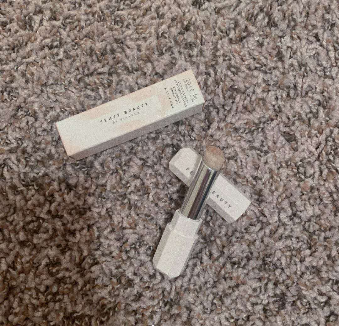 口红推荐涂上非常滋润非常光滑,再贵的口红涂了质感也不好