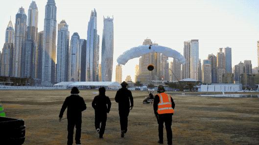 迪拜土豪新玩具无人机送你上天,迪拜喷气机起飞