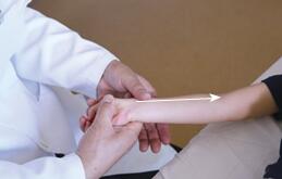 小孩推拿完打嗝怎么回事,小儿打嗝怎么推拿