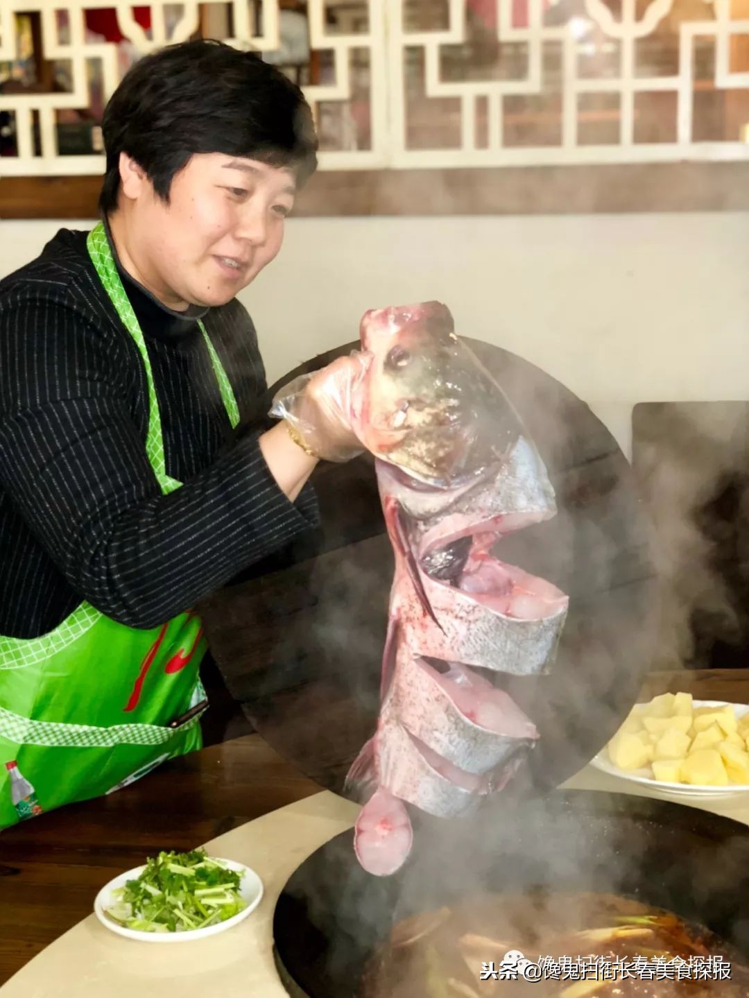 南湖别墅区藏个旧屯子，铁锅炖鱼天天爆满据说空姐都吃胖了！