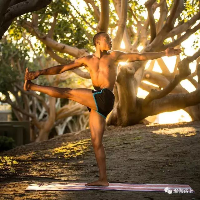 男人裸体瑜伽？一开始我的内心是拒绝的