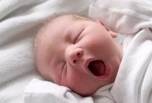 小孩吃奶时间如何控制,宝宝在吃奶期间妈妈应该注意什么