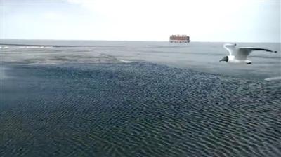 青海湖沉寂一冬现开湖奇观,青海湖解冻武开湖奇观