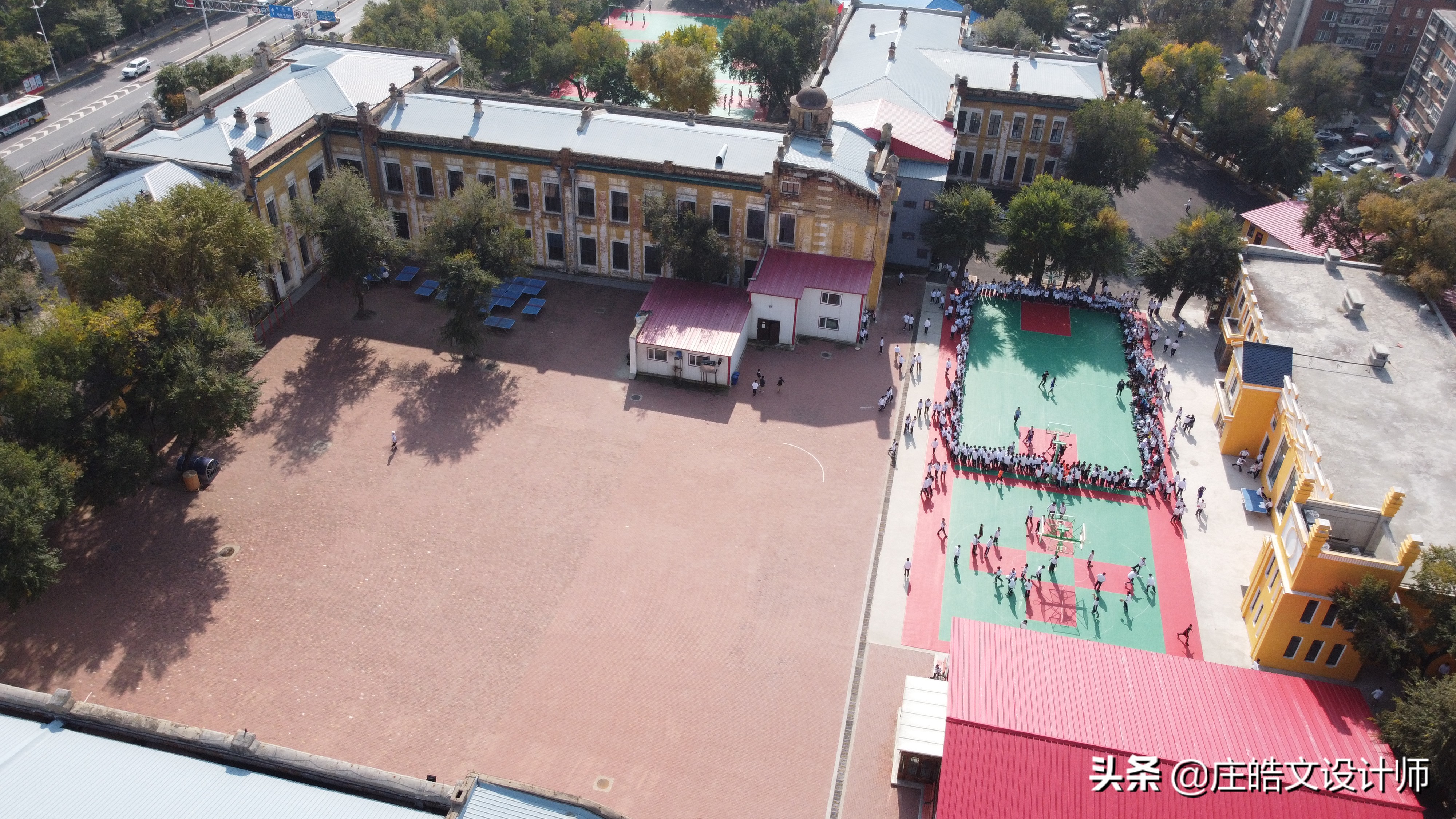 西大直街53号工大附中所在的百年建筑，曾经是哈尔滨第一所大学