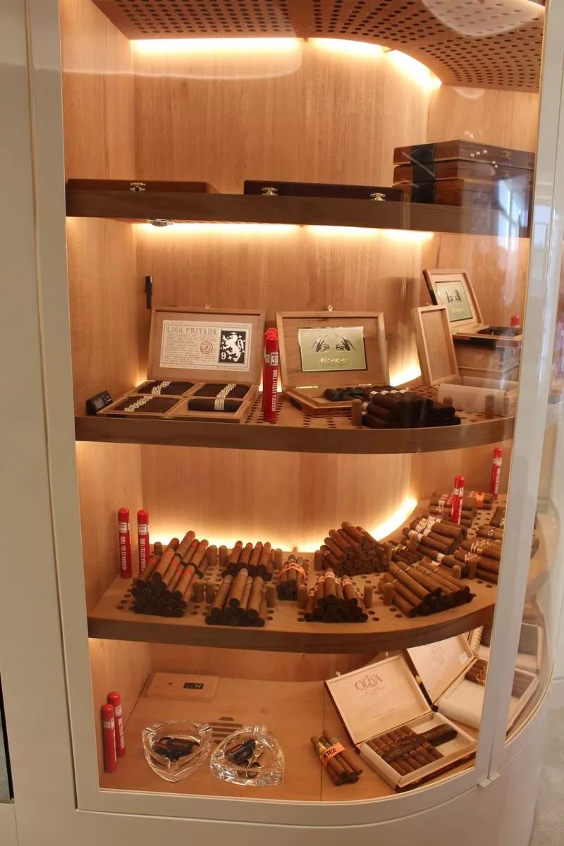 迪拜机场豪华VIP私人候机楼,还可试驾布加迪威龙,简直壕气冲天