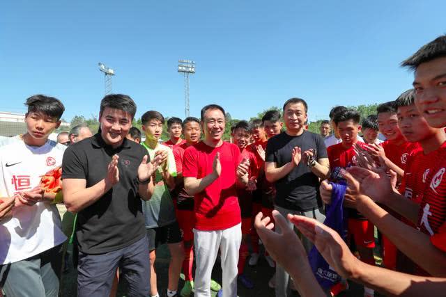 许家印马德里探班青训小球员,许家印谈广州恒大足球