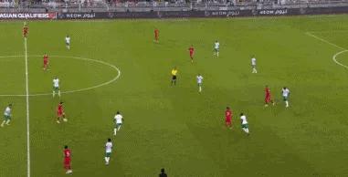 国足2-3憾负沙特队!主教练李铁:球员在上半场表现过于拘谨,但大家在落后的情况下没有放弃