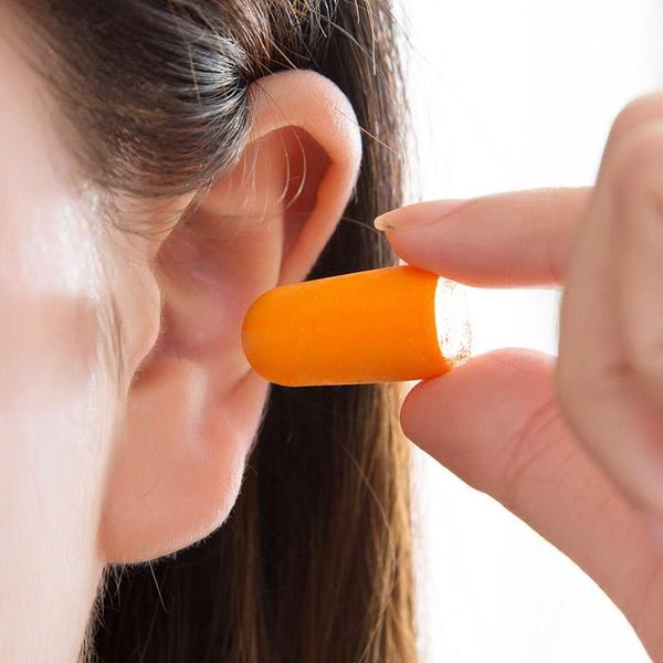 8岁男童在家睡觉耳朵钻进活蟑螂,男童睡觉耳朵钻进活蟑螂全过程