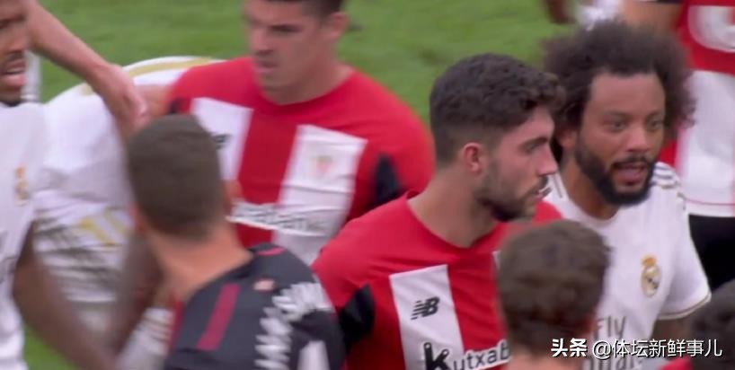 西甲火爆冲突！双方22人乱作一团，拉莫斯冲了上来，本泽马也急了