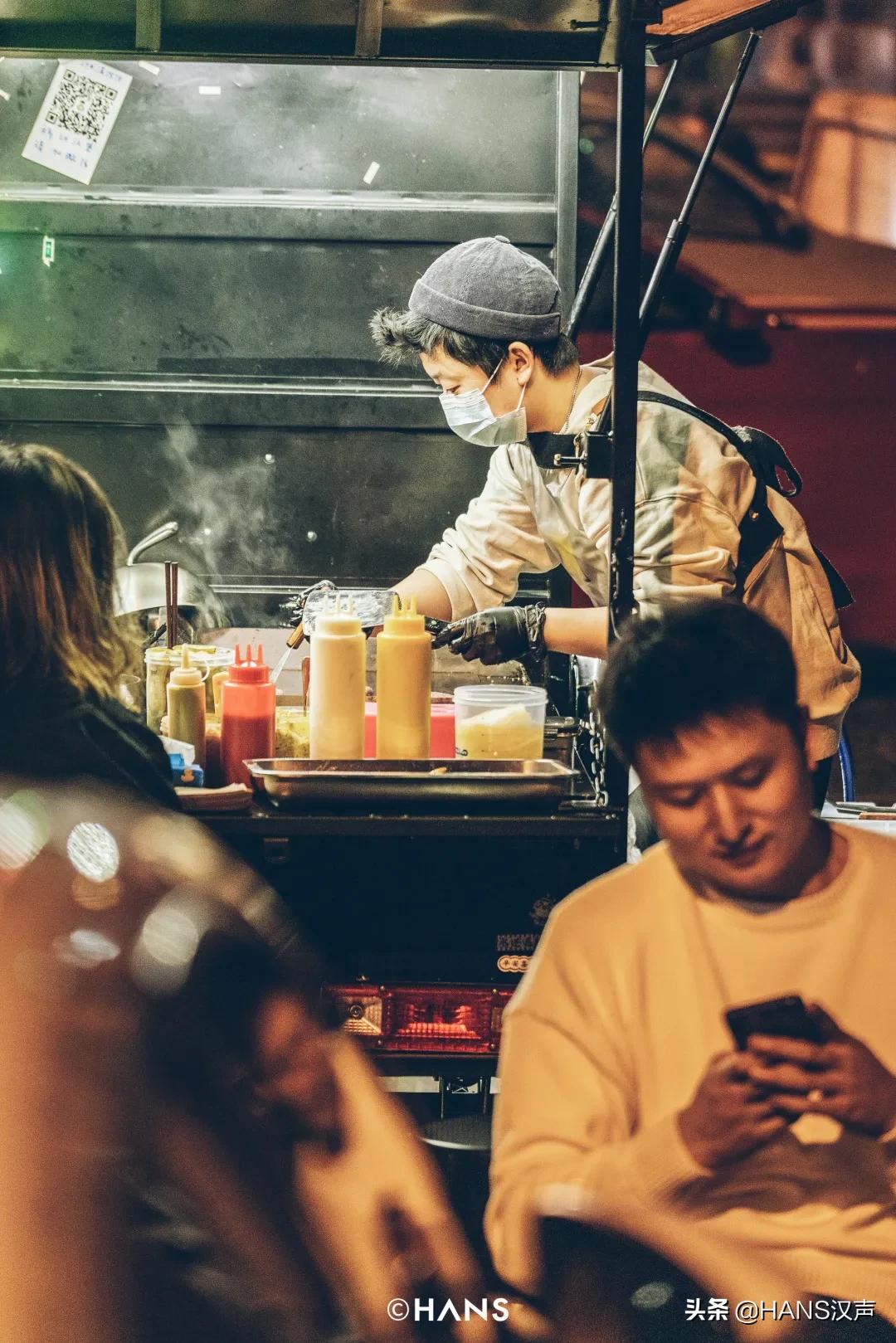 武汉神秘三角地，马路牙子上的通宵派对