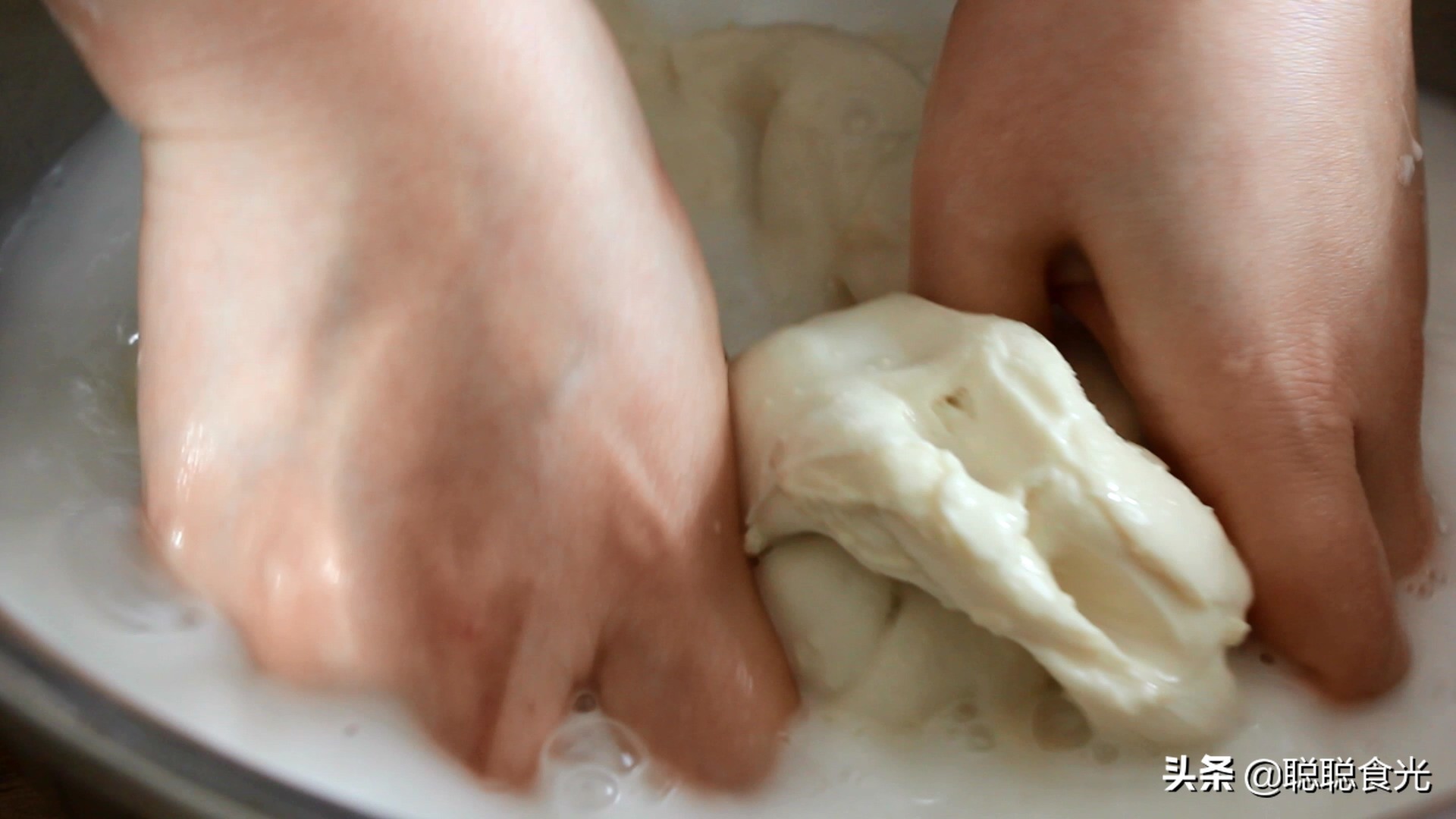 凉皮怎么做才有劲道不易断,凉皮做的不筋道还发粘怎么回事