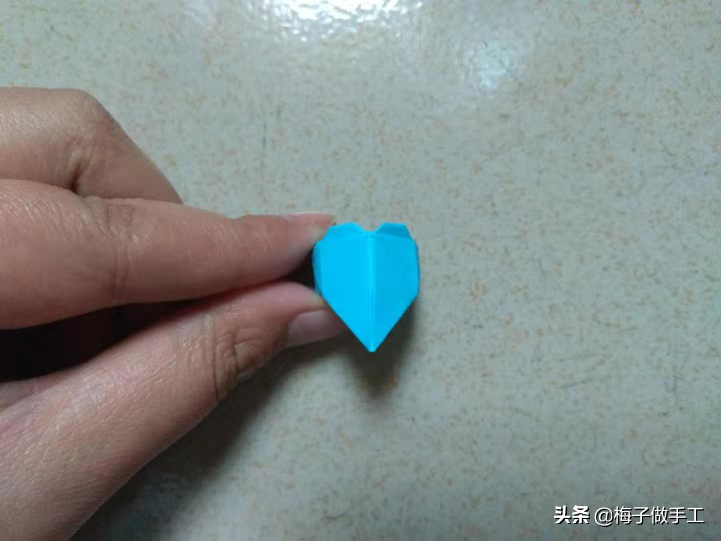 简单的折爱心戒指方法,用纸折爱心戒指和正方形的盒子