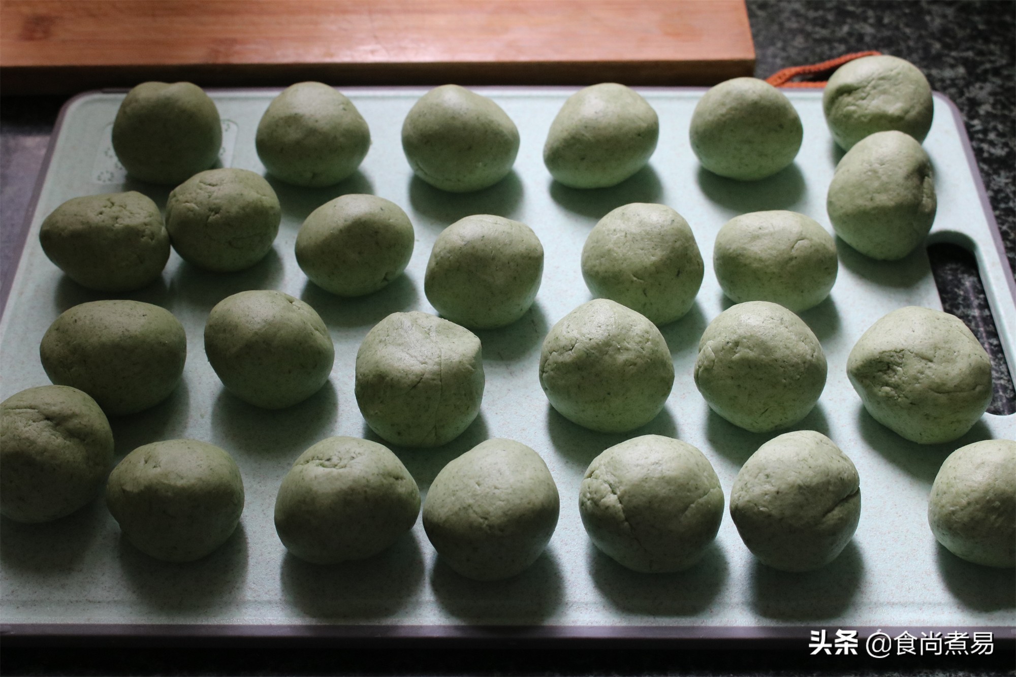 艾粄用开水还是凉水揉面,客家艾粄的传统做法