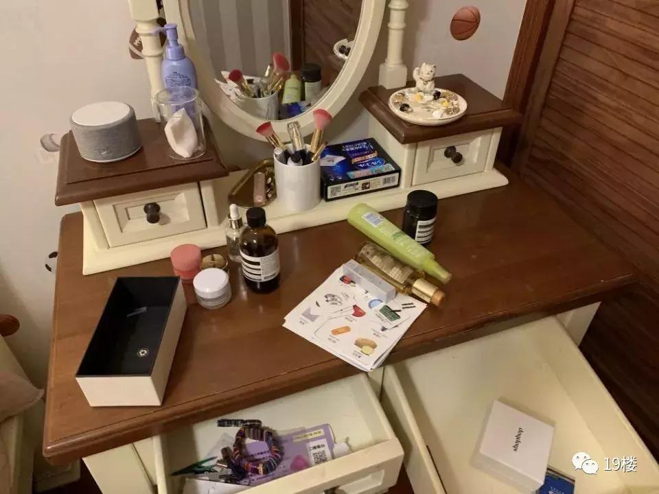 熊孩子垃圾分类妈妈崩溃了,熊孩子倒掉整瓶化妆品