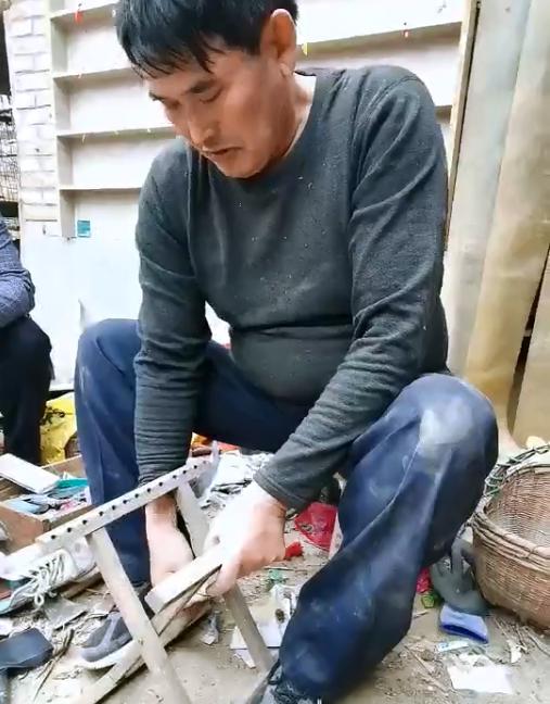 大衣哥朱之文在家烙饼,大衣哥朱之文专业烙饼