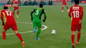 足球搞笑过人动图,足球十大最搞笑瞬间图