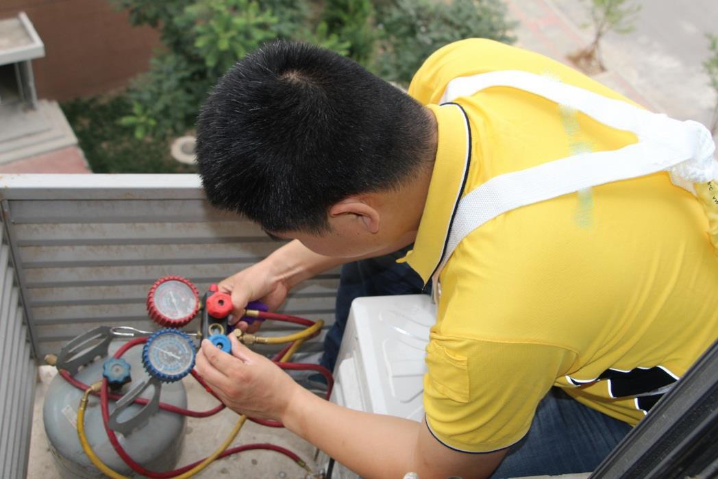 空调加氟后压缩机阻力很大,师傅假装加氟有效果