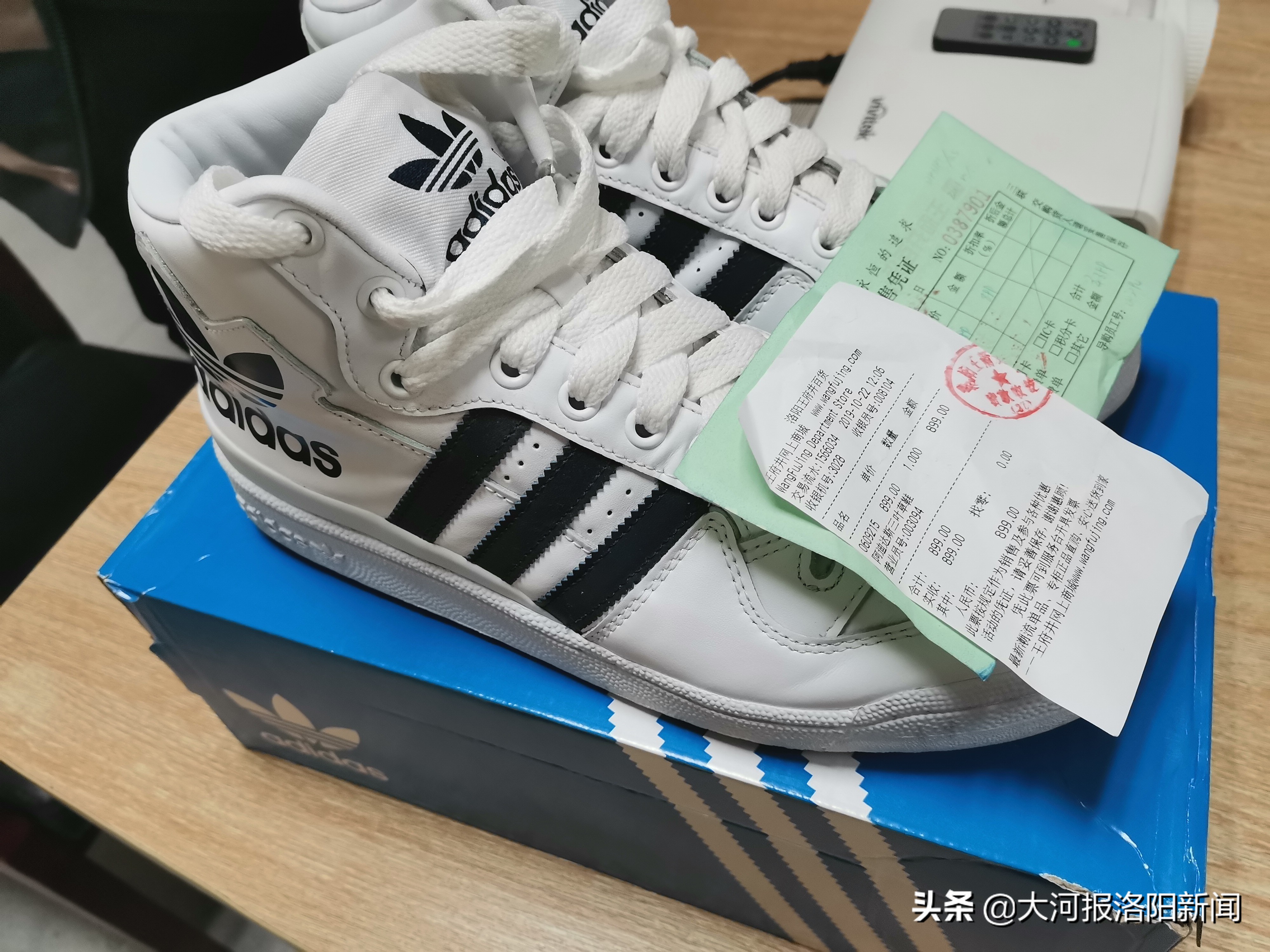 男子买阿迪10天开裂,阿迪达斯三叶草鞋子脱胶怎么处理