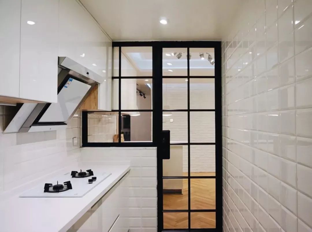 白墙上的污渍修补,白墙有黑印怎么能清除