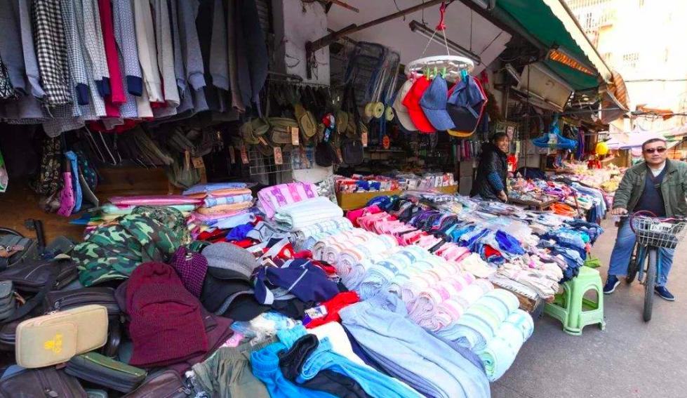 为什么街上的两元店价格能这么低，还能赚到钱吗？