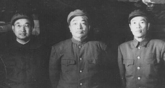 邓华缴获五箱“白金龙烟”，只给主席一支，主席笑他：财不露白啊