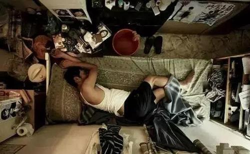 香港鸽笼房和棺材房真实生活,香港棺材房纪录片完整版