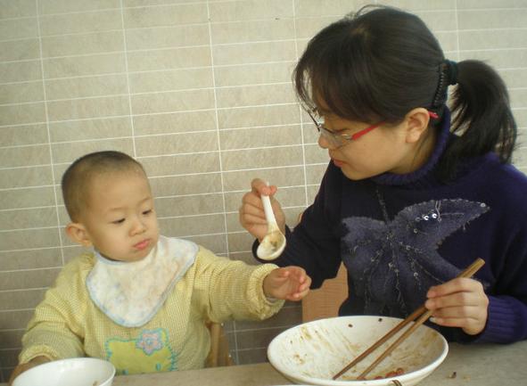 三岁孩子积食不爱吃饭光喝奶粉,3岁男童容易积食挑食该怎么办