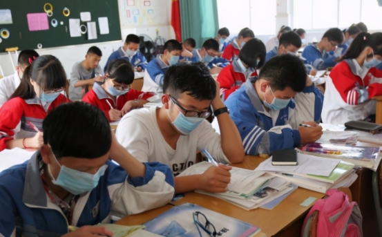 教师的真实工资曝光看完还羡慕吗,教师实际到手工资加公积金