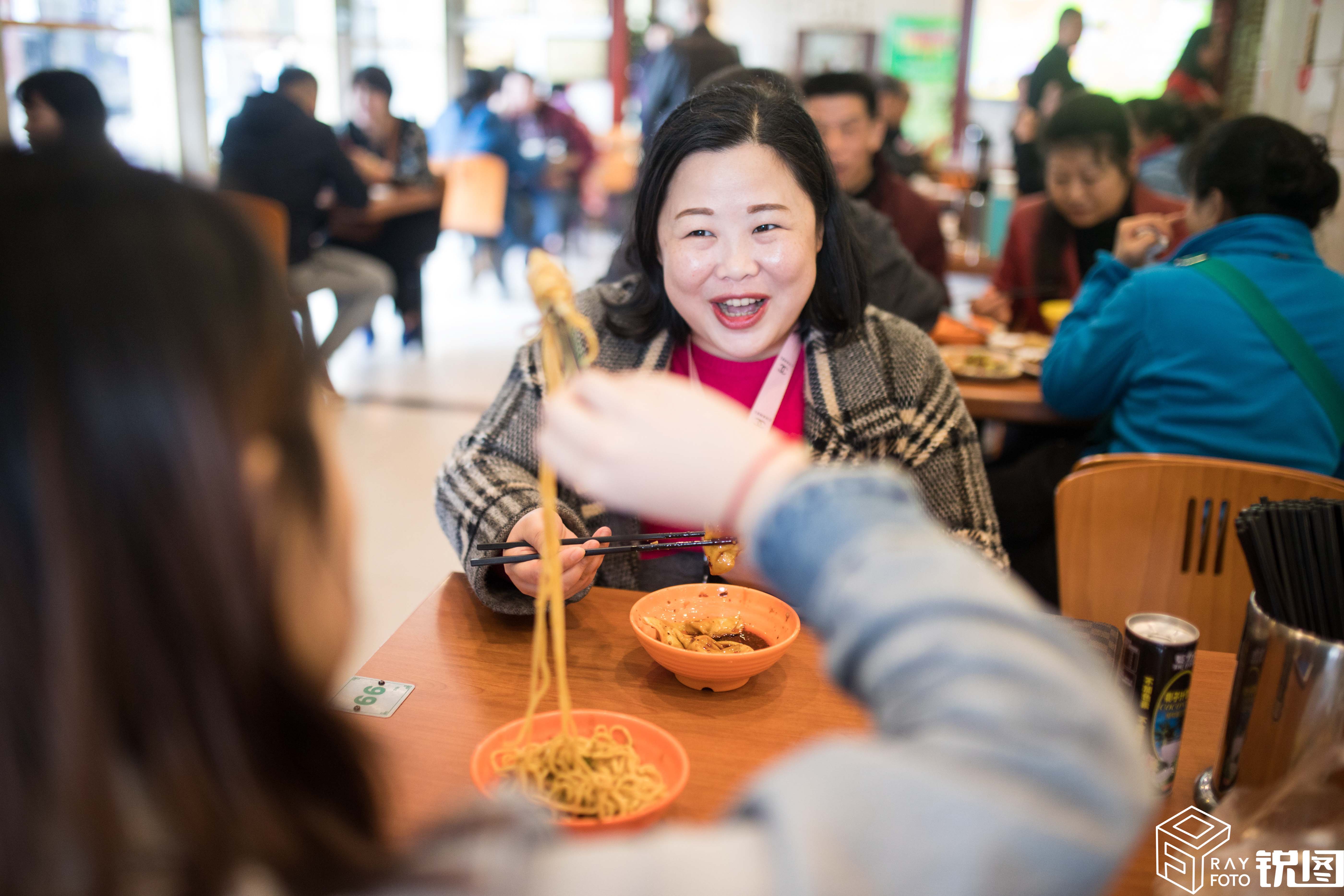 女子深夜兼职跑代驾,半夜活跃在街头做代驾的人