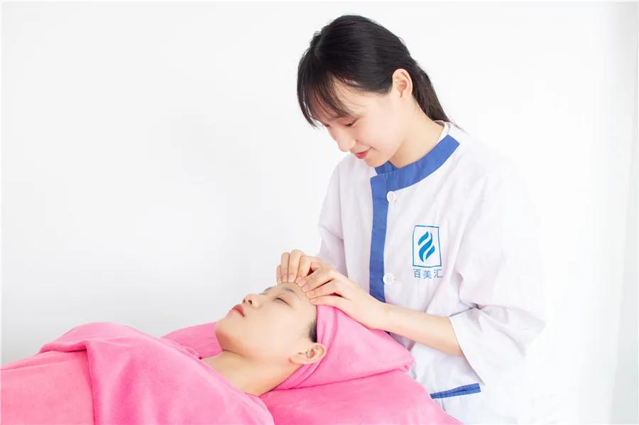 初中毕业女生学美容,女生学美容工资多少