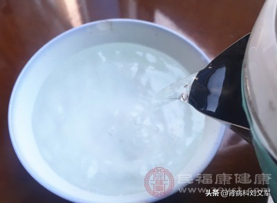 发生尿路感染了别不当回事,尿路感染治疗不当引起尿毒症