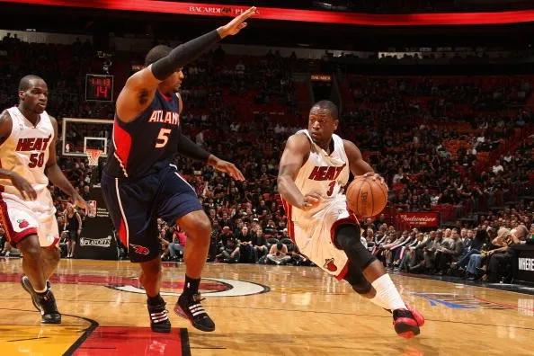 韦德退役球衣到场的巨星,韦德退役一周年闪电鲨组合