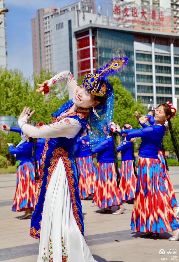 洛阳牡丹广场：*疆新**舞大联欢