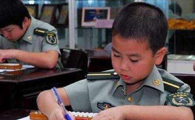 8岁男孩特异功能被特招入伍,河南八岁神童现在还在部队吗