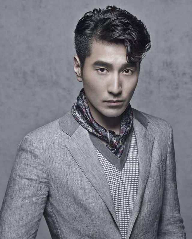 黑皮肤男生应该怎么穿衣服,古天乐黄配白穿搭