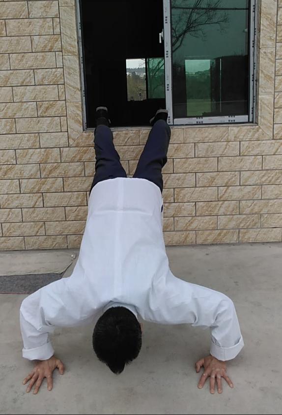 俯卧撑标准动作解决方案,俯卧撑初学者胳膊疼怎么办