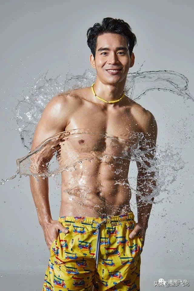 疫情期泰国餐馆帅哥送外卖，拍半裸宣传照用美色救生意