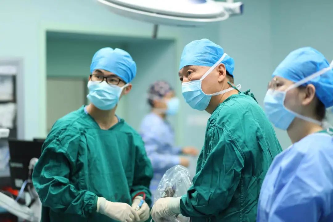 香港富商都是去内地看病吗,香港大佬开奔驰去医院