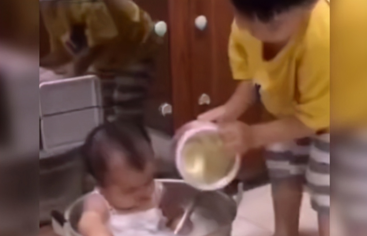 妹妹“泡奶浴”走红，由哥哥用整罐奶粉调制，网友：暴风即将到来
