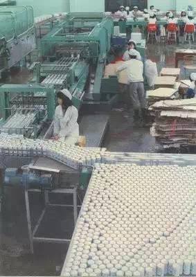 他是战争弃儿，在孤儿院长大，20年前却缔造中国第一的饮料品牌