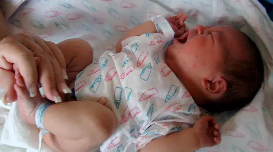 产后第一个月的宝宝怎么喂奶,产后第一次喂奶粉怎么喂姿势