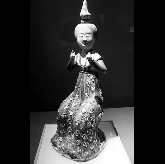 马甲这样搭配最显时髦风范,马甲怎么穿搭配才好看