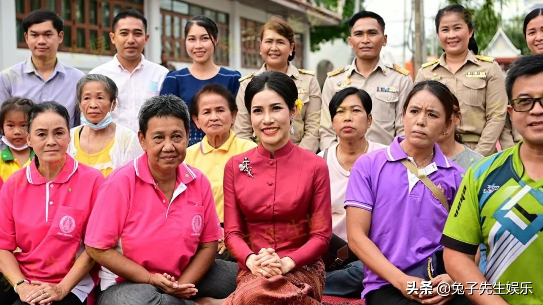 贵妃太卑微！独自跪在车轮边，毫不介意汽车尾气和滚烫的柏油路面