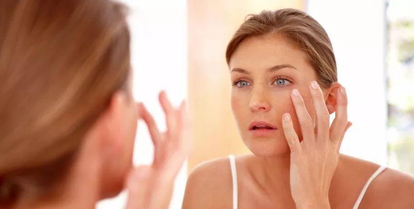 消除黑眼圈是冷敷还是热敷,热敷还是冷敷眼睛可以去除黑眼圈